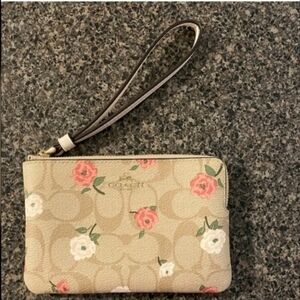 NWOT Coach Floral Beige Wristlet